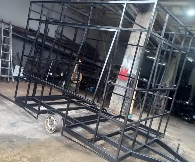 Estrutura metálica de trailer fechado em fabricação na Rangel