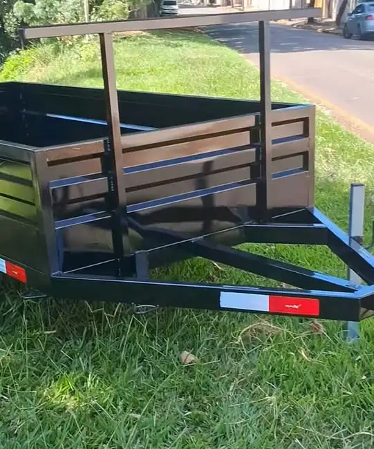 Carretinha preta com grade alta para carga volumosa
