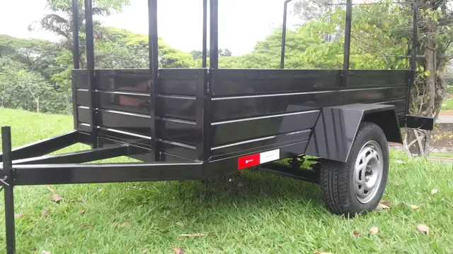 Carretinha fazendinha preta com grade e lanternas em LED, 1 eixo