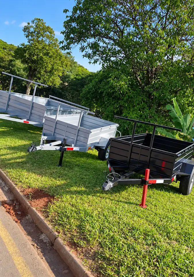 Carretinhas galvanizadas e carretinha preta com grade, novas